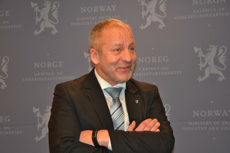 Fiskeri- og sjømatminister Geir-Inge Sivertsen er i hardt vær. Nå krever SV at Erna Solberg sparker ministeren. Foto: Harrieth Lundberg