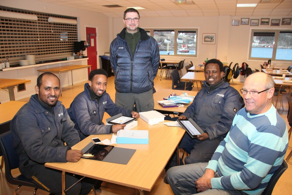 Amanual Fishaye (til venstre), Mahad Ali, Anders By og Siyad Mohammed ønskes velkommen til Moen Marin Service av «husnestor» Alv Homo. Foto: Moen Marin. Amanual Fishaye (til venstre), Mahad Ali, Anders By og Siyad Mohammed ønskes velkommen til Moen Marin Service av «husnestor» Alv Homo. Foto: Moen Marin.