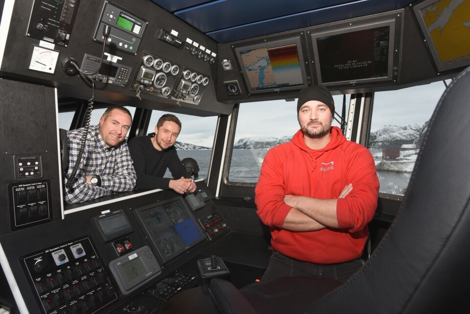 Jan Tore Ysland og Torfinn Hansvik, henholdsvis prosjektleder og teknisk sjef ved Moen Marin, har lansert en kraftig oppdatert versjon av kraftpluggen NabCat 1499. Skipper Svein Ivar Vatnan er blant de første som får ta i bruk det avanserte arbeidsverktøyet. Foto: Moen Marin. Jan Tore Ysland og Torfinn Hansvik, henholdsvis prosjektleder og teknisk sjef ved Moen Marin, har lansert en kraftig oppdatert versjon av kraftpluggen NabCat 1499. Skipper Svein Ivar Vatnan er blant de første som får ta i bruk det avanserte arbeidsverktøyet. Foto: Moen Marin.