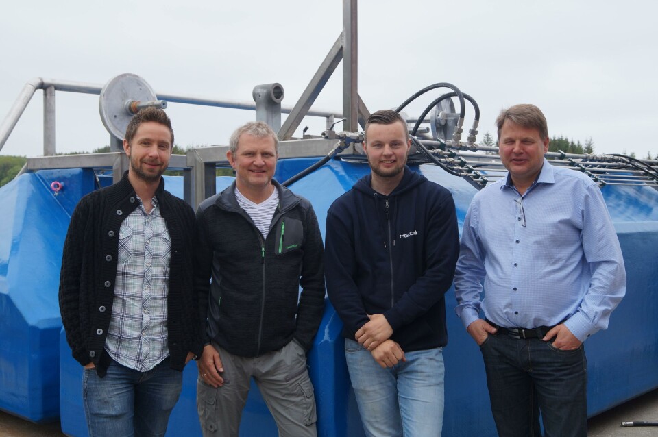 Mekon AS sine ringvaskere skal markedsføres og selges gjennom Moen Marin AS. Fra venstre: Teknisk sjef Torfinn Hansvik i Moen Marin, styreleder Roald Dolmen i Moen Marin Group, daglig leder Ivar Sandneseng i Mekon AS og daglig leder Terje Andreassen i Moen Marin AS. Foto: Mekon AS.