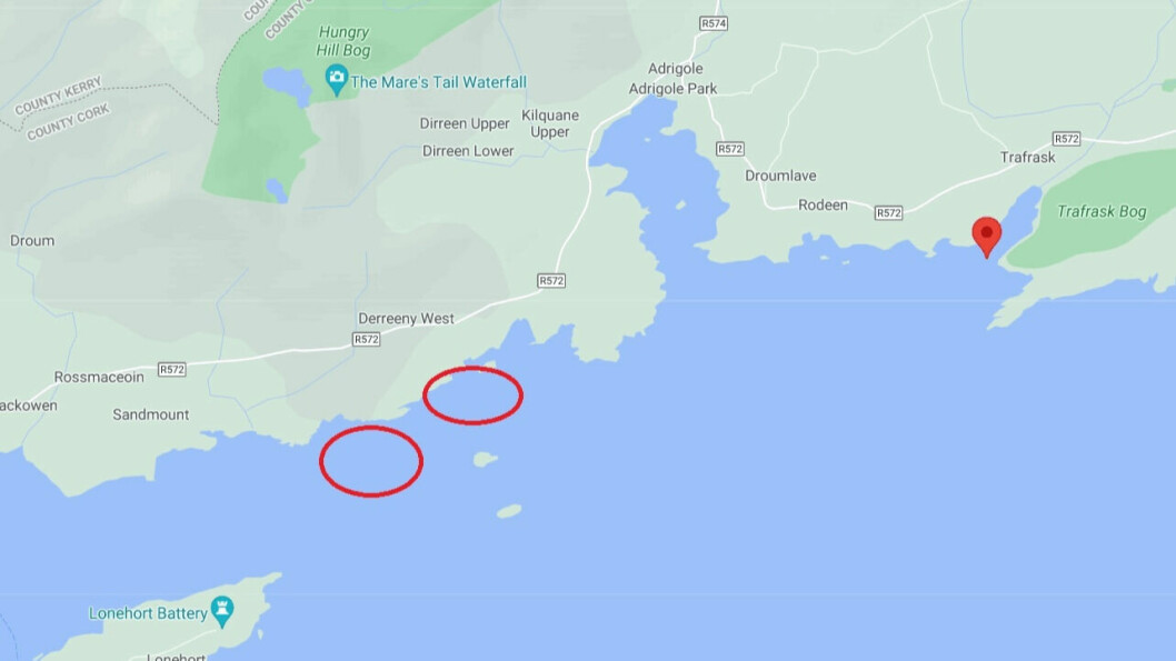 Mowi Ireland har fått tillatelse til et nytt oppdrettsanlegg i Bantry Bay, Cork. Mowi sine andre lokaliteter er farget i rød runding, mens den nye lokaliteten er oppe til høyre på kartet. Hentet fra Google.