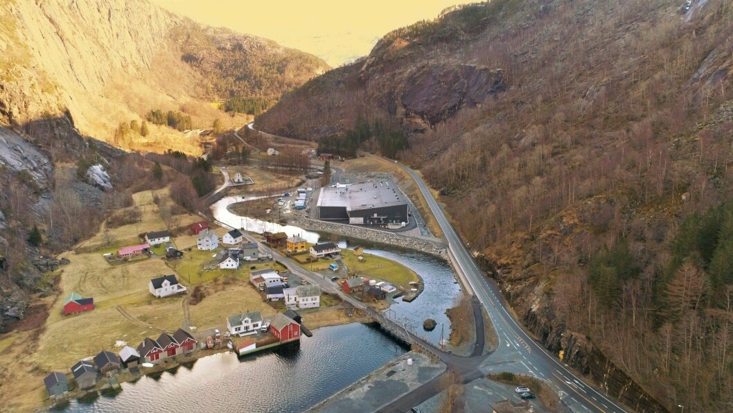 Statsforvalteren i Vestland har snudd i saken om utvidelse av Mowi sitt settefiskanlegg i Fjæra i Etne kommune. Nå får oppdrettsselskapet lov å bygge ut postsmoltanlegg. Foto: Mowi.