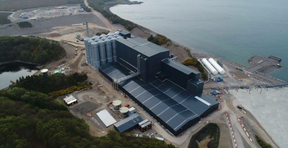 Gjennom oppbyggingen av egen fôrproduksjon jobber Mowi med å bli selvforsynt med alle typer fôr, fra fôr til settefisk og matfisk til fôr til rensefisken. Bildet viser fôrfabrikken i Skottland. Foto: Mowi.