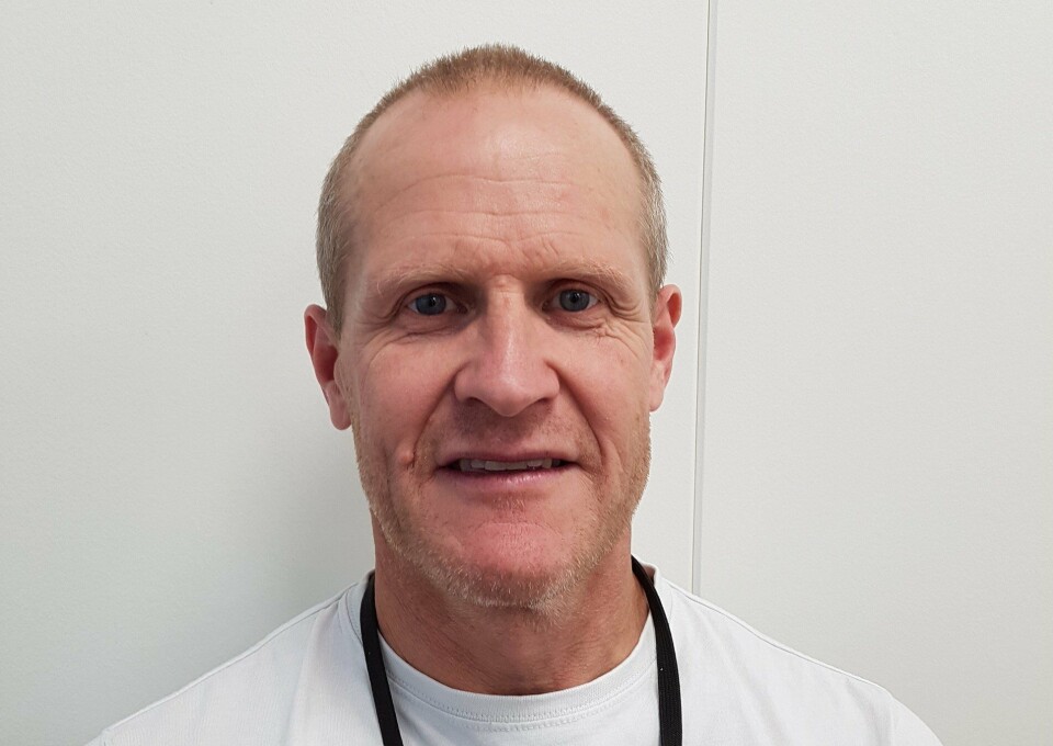 Erik Sterud stiller seg tvilende til bruk av rensefisk, og sier at dersom effektiviteten til rensefisken blir enda dårligere på grunn av «usynlig» lus, kan det potensielt fremkalle et forbud mot bruk av rensefisk. Foto: privat.