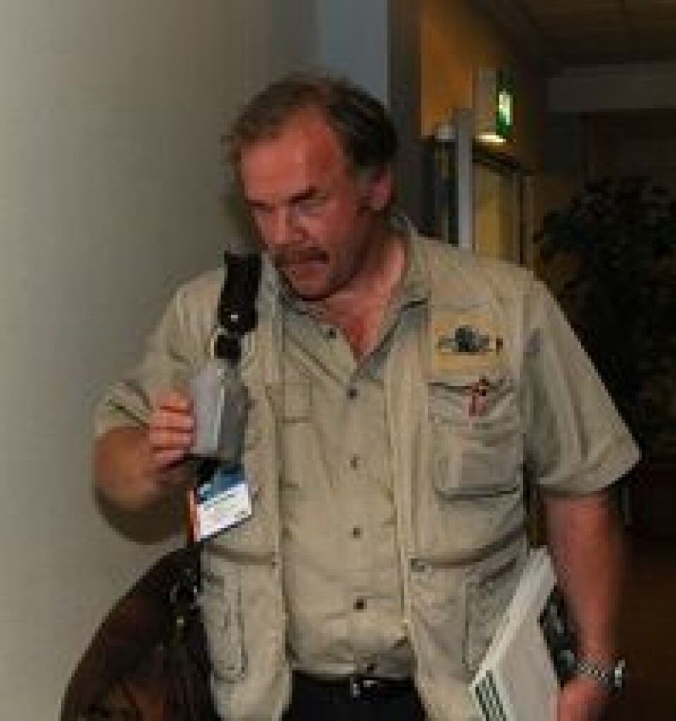 Her lukter han på slam hentet fra under et oppdrettsanlegg som ble plassert ut på strategiske plasser under åpningen av AquaNor i august 2011.