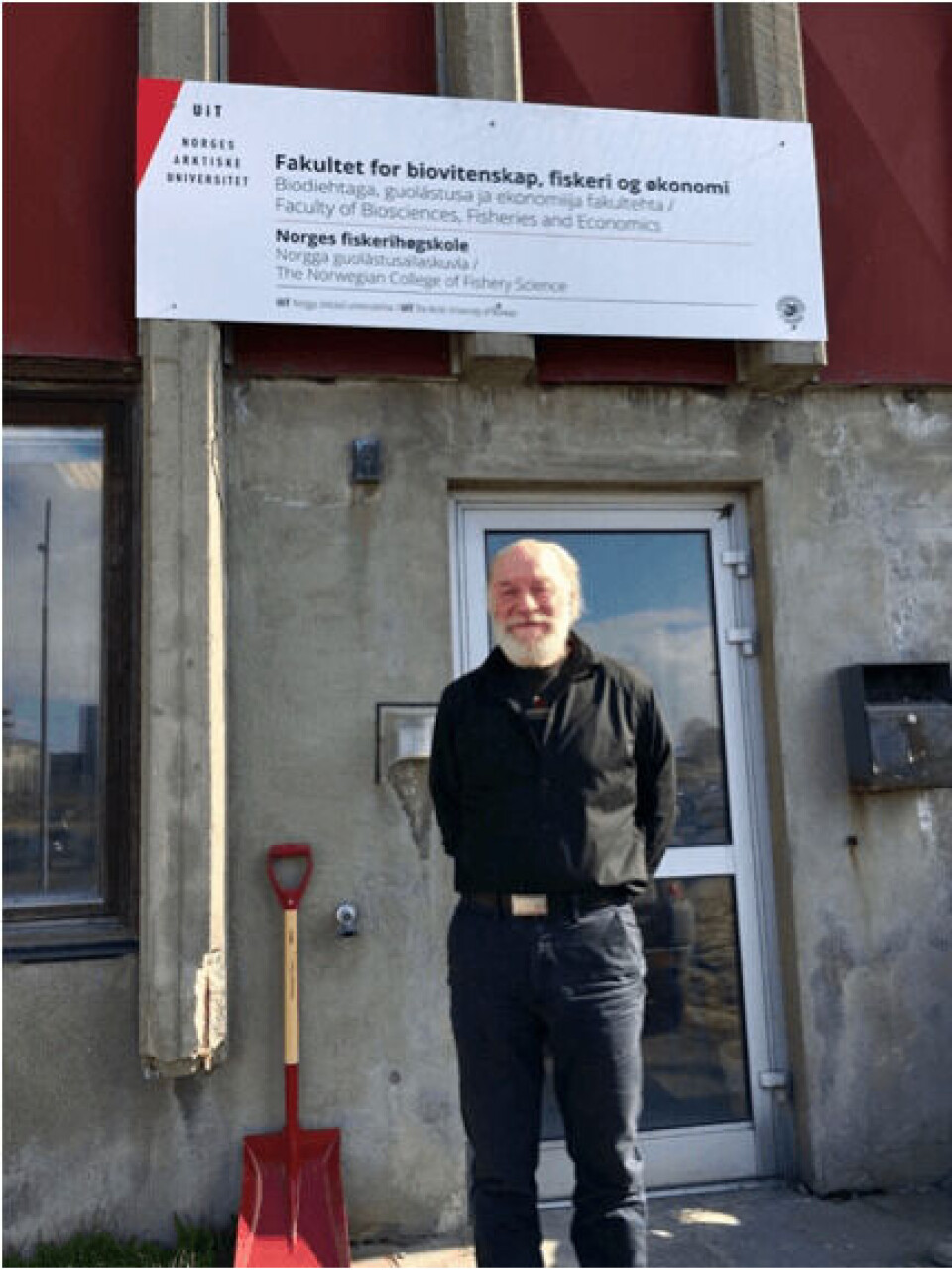 Hans Eilertsen utenfor laboratoriet ved Finnfjord. Foto: Hans Eilertsen.