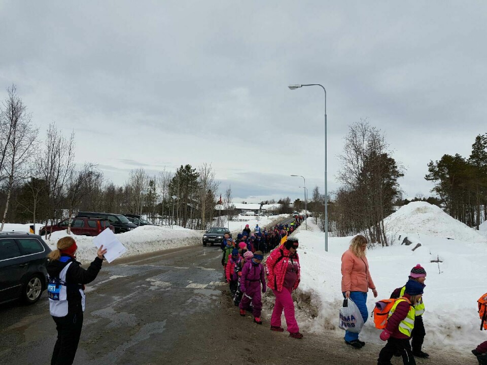 Det var et stort inntog av skoleelver under NM på ski i Alta fredag. Hele 2000 barn skulle opp på stadion å følge med skiheltene sine. De fikk også anledning til å smake på en litt annerledes fredags taco, ettersom oppdrettsselskapene delte ut laksetaco i bøtter å spann. Foto: Roger Pedersen/Grieg Seafood Finnmark.