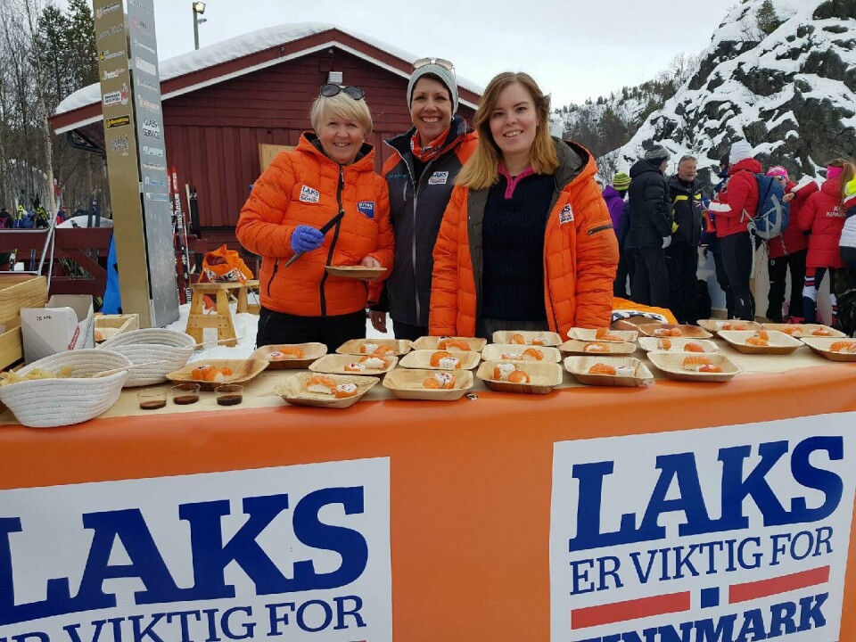 Det er bare store smil under NM på ski i Alta. Der oppdrettselskapene og Sisa deler ut fisk til over 2000 skolebarn. Foto: Roger Pedersen/Grieg Seafood Finnmark.