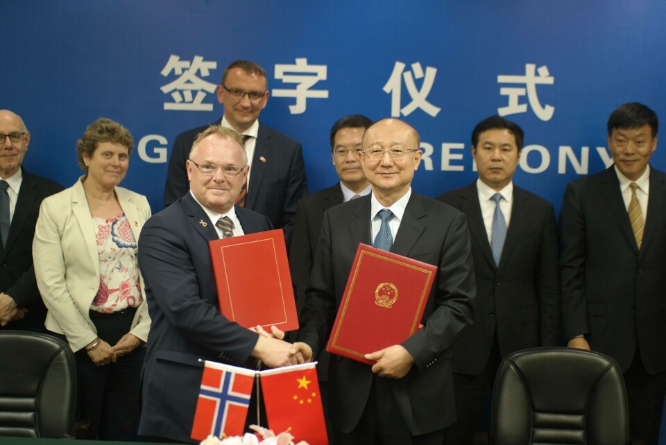 Fiskeriminister Per Sandberg signerte i dag protokoll om eksport av laks fra Norge til Kina med ministeren for Kinas veterinærmyndigheter. Foto: NFD. Fiskeriminister Per Sandberg signerte i dag protokoll om eksport av laks fra Norge til Kina med ministeren for Kinas veterinærmyndigheter. Foto: NFD.