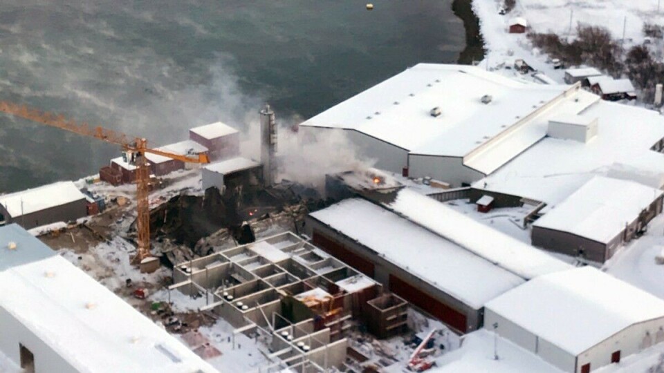 Det brenner ved smoltanlegget til Laksefjord AS. Foto: Forsvaret/337 skvardron.