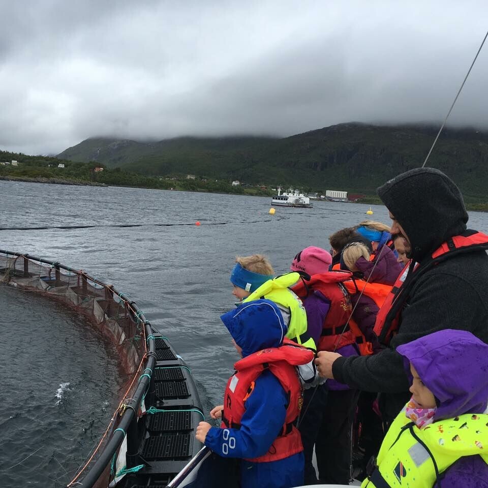 Her er en barnehage på besøk hos Akvakultur i Vesterålen. Foto: Privat. Her er en barnehage på besøk hos Akvakultur i Vesterålen. Foto: Privat.