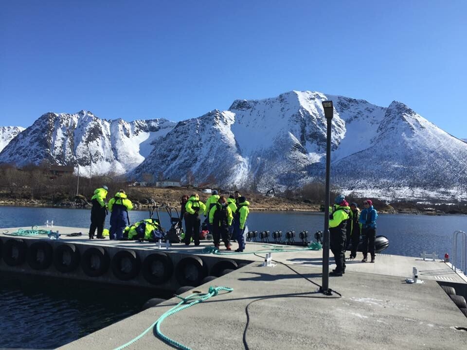Turister gjør seg klar for en tur ut å se på den norske laksen. Foto: Privat. Turister gjør seg klar for en tur ut å se på den norske laksen. Foto: Privat.