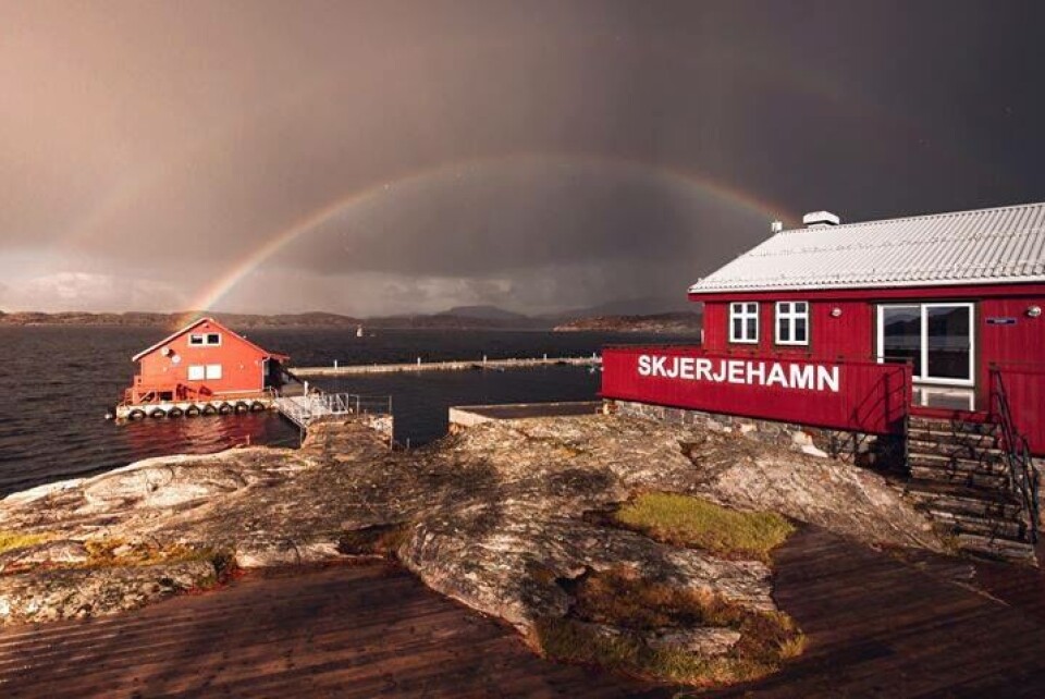 Kultur- og visningsansvarlig for Skjerjehamn visningssenter, Viggo Randal, håper på fint vær i morgen, da det ofte er nøkkelen til et godt utearrangement. Foto: Christer Voll.