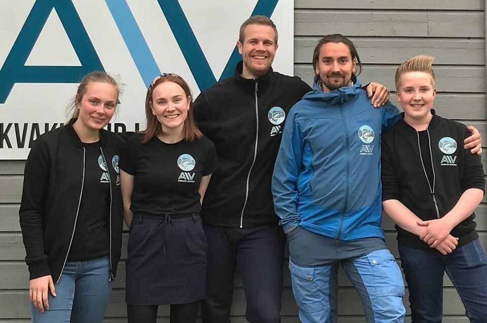 Sverre Birkeland (nr 2 fra høyre) har jobbet 9 måneder som guide for turister hos Akvakultur i Vesterålen. Sverre Birkeland (nr 2 fra høyre) har jobbet 9 måneder som guide for turister hos Akvakultur i Vesterålen.