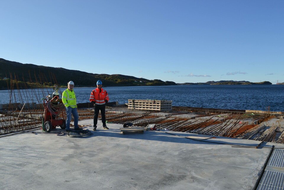 Godt i gang med byggingen av dyptvannskaien til Nord-Trøndelag Havn Rørvik IKS forrige uke. Anleggsleder hos A.Våge AS Runar Olsen (til høyre) og Hildbjørn Brøndbo, byggherreombud for Nord-Trøndelag, er på plass under byggingen. Foto: Nord-Trøndelag Havn Rørvik IKS (NTHR)