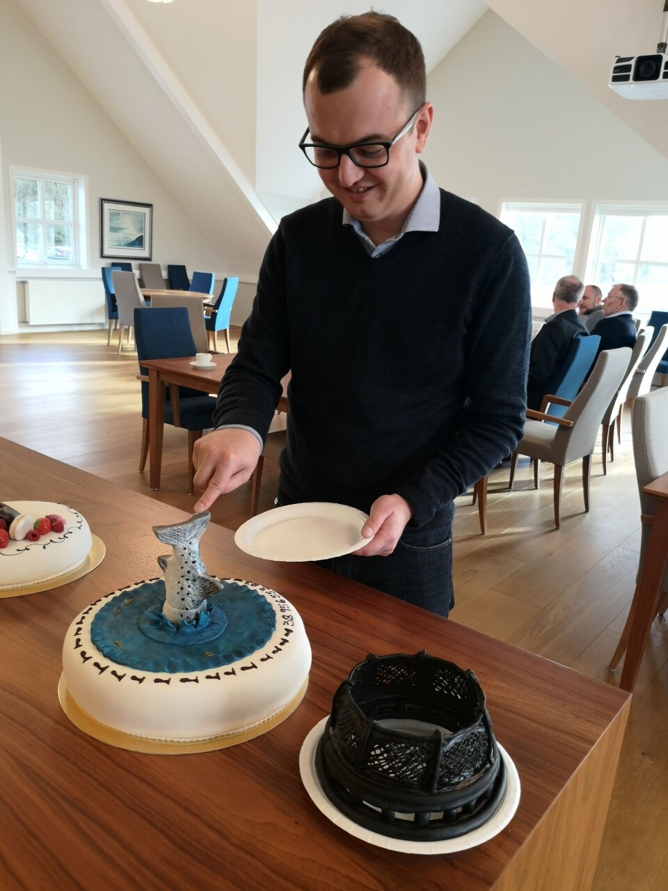 Morten Storebø (H), ordfører i Austevoll spretter laksekaken. Foto: Ole Andreas Drønen/Kyst.no.