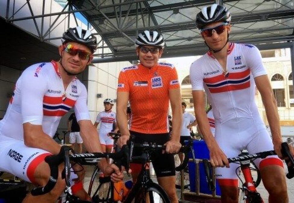 Laksetrøya skal være synlig under VM i Bergen 2017. Her står nestleder i Sjømatråd-styret, Sverre Søraa (i midten), sammen med landslagsprofilene Alexander Kristoff (til venstre) og Sven Erik Bystrøm. Foto: Norges Cykleforbund.