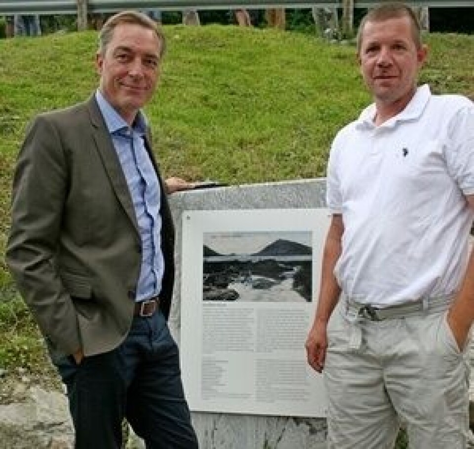 Frank Bakke-Jensen og Ørjan Solheim med den nye tavla med mykje god informasjon om elva. Foto: Kåre Eik.