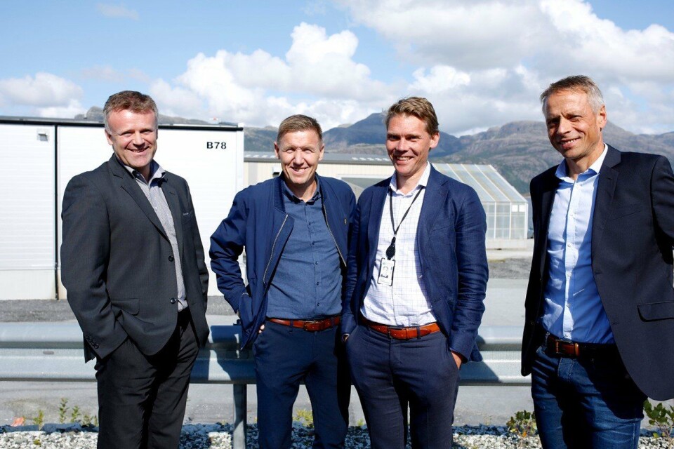 Sentrale aktører inspiserer området der pilotanlegget skal bygges. Fra venstre er Kunderådgiver Kjetil Søvik i Sparebanken Vest, Økonomidirektør Roald Førde i INC konsernet, Kunderådgiver Jo Dale Pedersen i Sparebanken Sogn og Fjordane og Spesialrådgiver Jan Gurvin i Innovasjon Norge. Foto: INC Support AS.