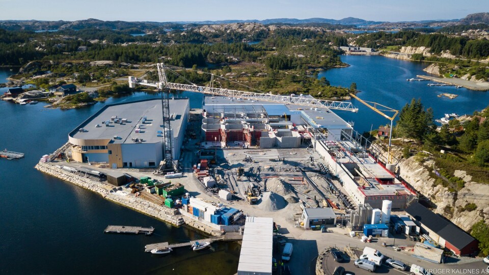 Lerøy Sjøtrolls Smoltanlegg på Fitjar blir et av verdens største settefiskanlegg. Klikk for større bilde. Foto: Krüger Kaldnes.