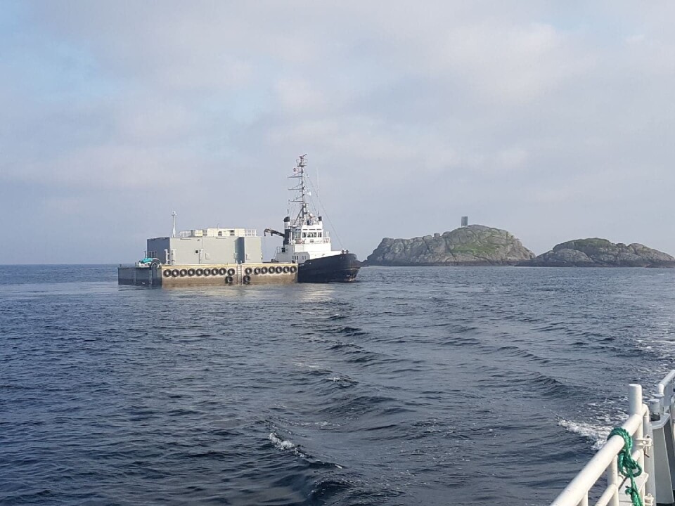 Fôrflåten på veg til lokaliteten Guriøyna. Foto: Helge Landøy/Landøy Fiskeoppdrett.