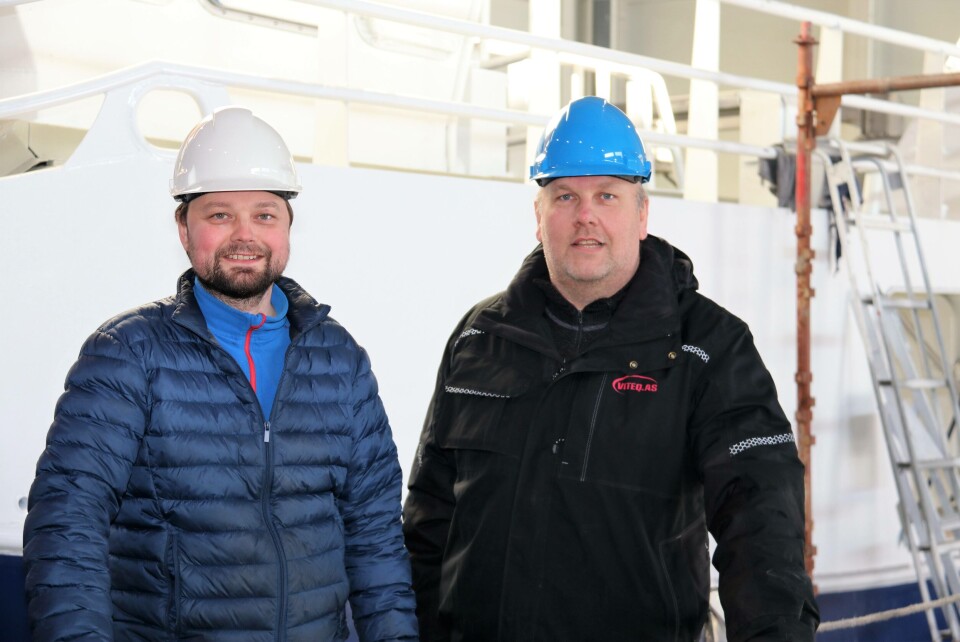 Daglig leder Tor Erik Lysø og medinnovatør og styremedlem Øyvind Johansen i Båt & Motorservice AS har i løpet av det siste halvannet året utviklet en unik innsatsbåt for å styrke beredskapen ved lakserømminger. Foto. Båt & Motorservice AS .