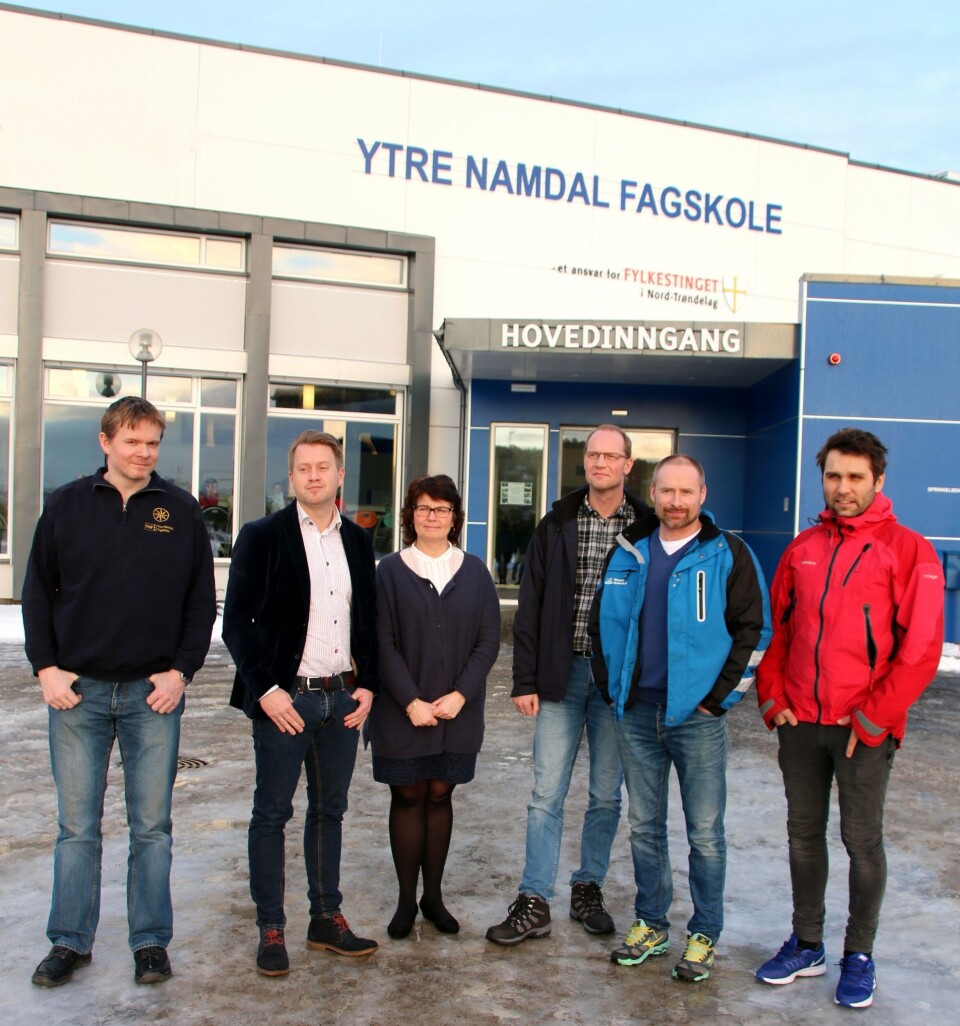 Ytre Namdal Fagskole blir samlingspunkt rundt det nye studietilbudet havbrukstekniker. Fra venstre avdelingsleder Kåre Kvaløy, Øyvind A. Haram (SjømatNorge), administrativ leder Marit F. Stovner, prosjektleder Halvor Mortensen, Per Johan Rauø (Nærøysund Aquaservice) og til høyre Ola Krystad fra KB-Dykk. Foto: Tom Lysø.
