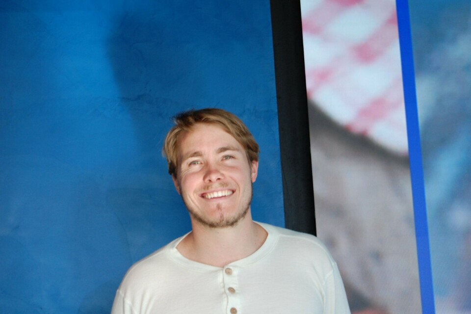 Kontaklærer Johnny Kvaale Bjerk mener at flere skoler burde ta turen innom visningssenteret.