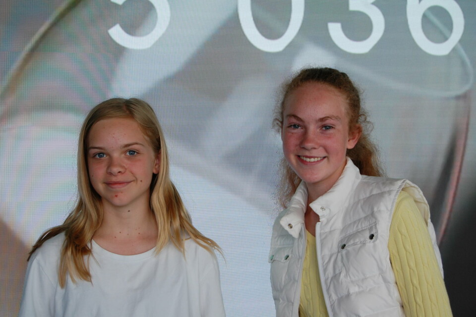 Skoleelevene Saga Elin Johanna Wireen (t.v) og Nina Skar (t.h) har besøkt visningssenteret The Salmon, og synes at opplevelsen har vært lærerikt og spennende. Foto: Harrieth Lundberg. Det er flere bilder nederst i artikelen.