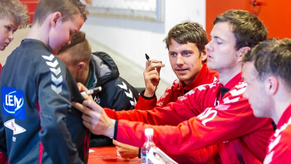Guttene på akademiet fikk autografer av Marcus Pedersen(t.v), Jakob Orlov, Kenneth Udjus og Fredrik Haugen