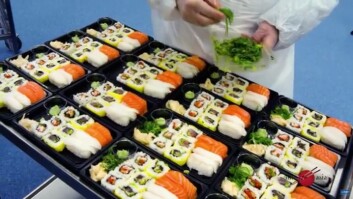 Det nye sortimentet til Lerøys sushi med en blanding av nigiri og maki inneholder blant annet tunfisk, krabbe og edamamebønner i tillegg til de kjente bitene med laks, ørret og scampi. Foto: Screenshot/Youtube.