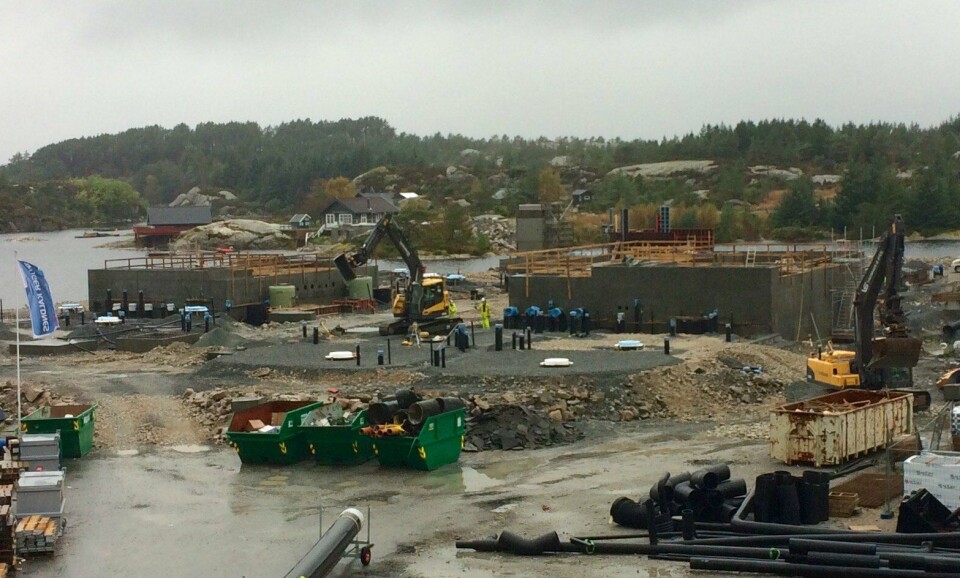 Grunnarbeidet er ferdig og første byggefase er startet snart vil det være ca 100 arbeidere i sving på byggeplassen ved lokalitet Kjærelva. Foto: Lerøy.