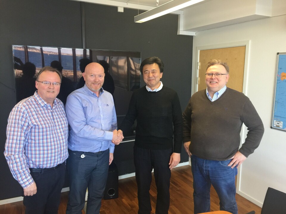 Kontrakten mellom AkvaGroup og Fjordlaks Aqua blir inngått, fra venstre: Ola Holen, Roy Magne Ohren, Shinji Kawamura og Svein Flølo. Foto: Akva Group. Kontrakten mellom AkvaGroup og Fjordlaks Aqua blir inngått, fra venstre: Ola Holen, Roy Magne Ohren, Shinji Kawamura og Svein Flølo. Foto: Akva Group.