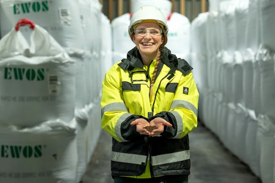 Aina-Elin Karlsen, fabrikksjef ved Cargills fabrikk i Florø, viser frem spesialfôret til Salmon Evolution. Foto: Cargill