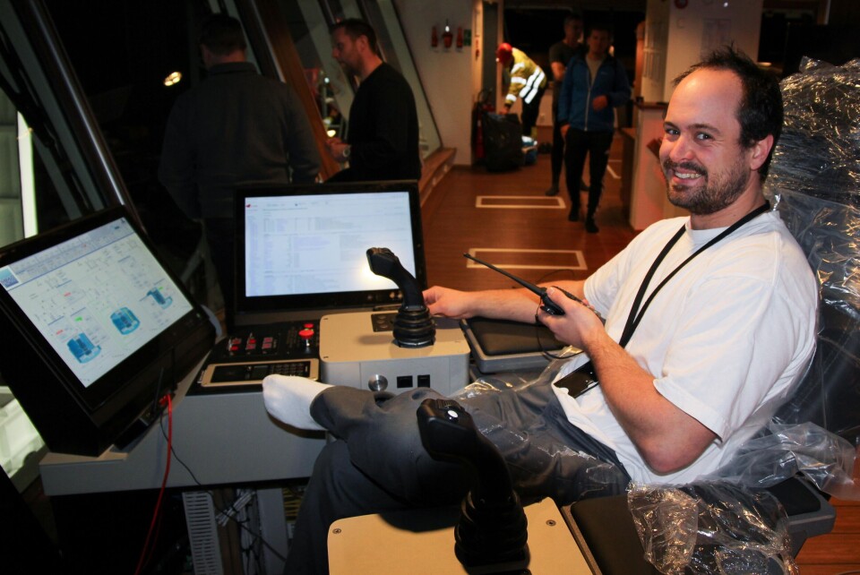 Grundig testing: Det ble utført omfattende tester av brønnbåten ved kai. Her styrer Kim André Sund, det avanserte fiskehåndteringssystemet under uttesting. Foto: Havyard
