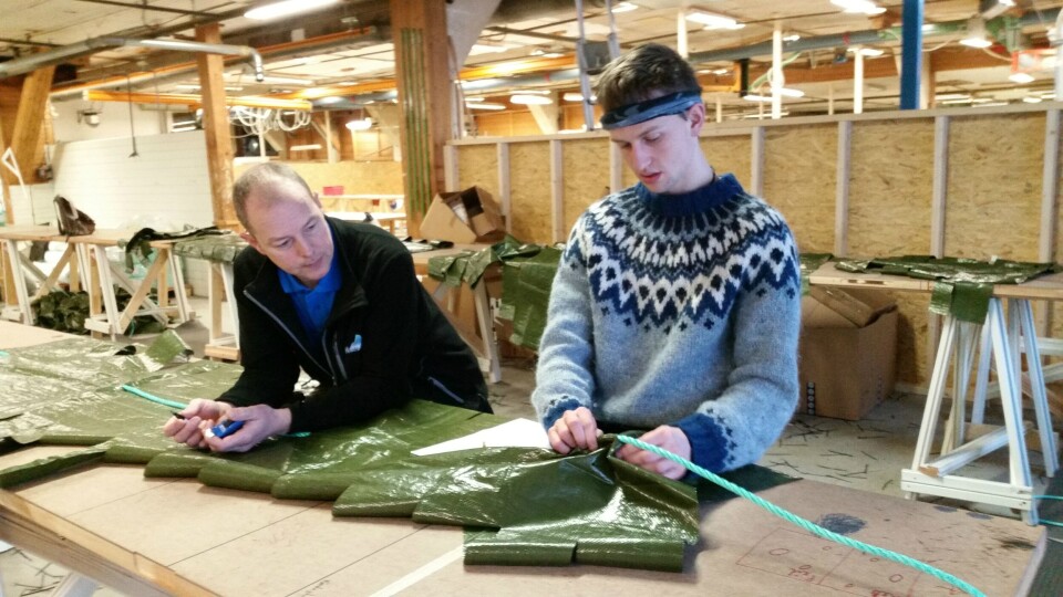 Grûnder og daglig leder Lars Berg-Hansen (til høyre) og produktutvikler Lars Alstad kan se tilbake på to intense år for NorseAqua AS. Selskapets produkter når allerede ut til kunder langs Norskekysten, på Færøyene, Shetland og i Skottland. Foto: Norseaqua.