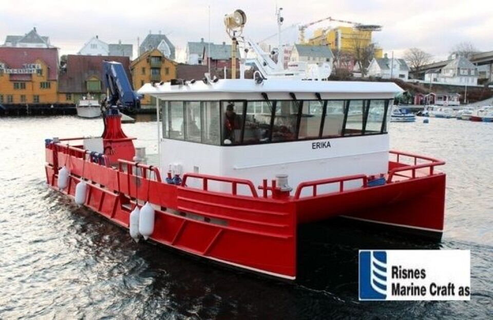 Risnes Marine Craft, arbeidsbåt, statue, til kai, katamaran