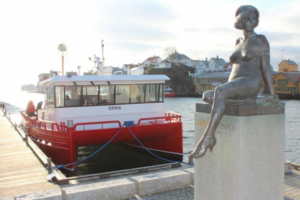 Risnes Marine Craft, arbeidsbåt, statue, til kai, katamaran