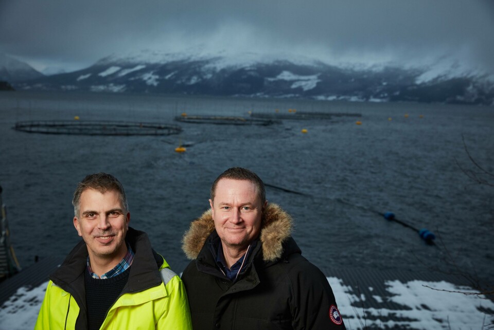 Prosjektansvarlig Georg Melcher fra Lingalaks, og produktansvarlig fra Framo LiftUP Jarle Ragnhildstveit foran anlegget til Lingalaks i Djupvik.  Foto: Øystein Klakegg - Framo