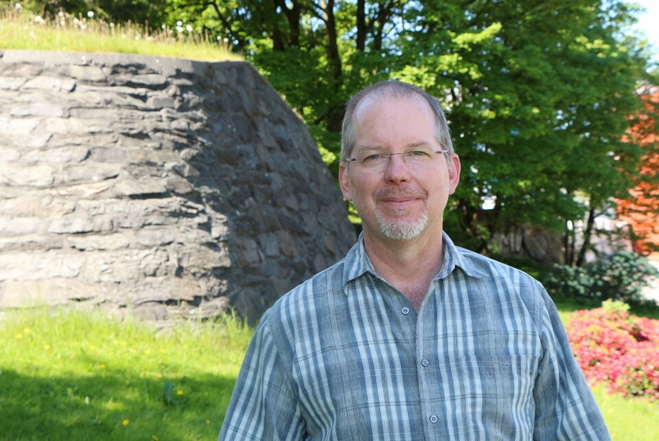 forsker lars ebbessonForskningsleder Lars Ebbesson i Uni Research (bildet), har sammen med kollegene, forsker Tom Ole Nilsen og seniorforsker Sigurd Handeland i Uni Research, utført eksperimenter i SFI-en CtrlAQUA i spesiallagde tanker på Marineholmen i Bergen. Foto: Andreas R. Graven.
