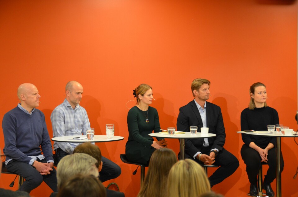 Lusedebatt på Litteraturhuset i Bergen. Fra venstre: Ketil Rykhus, veterinær og fagsjef for miljø og helse i Sjømat Norge; Stian Mørch Aaen, Forsker på lakselusmidler i Solvay; Gro Harlaug Refseth, Havforsker Akvaplan Niva; Hans Kleivdal, forskningsdirektør i NORCE; Kari Torp, seniorrådgiver havbruk Bellona. Foto: Anette Elde Thomsen/Kyst.no.