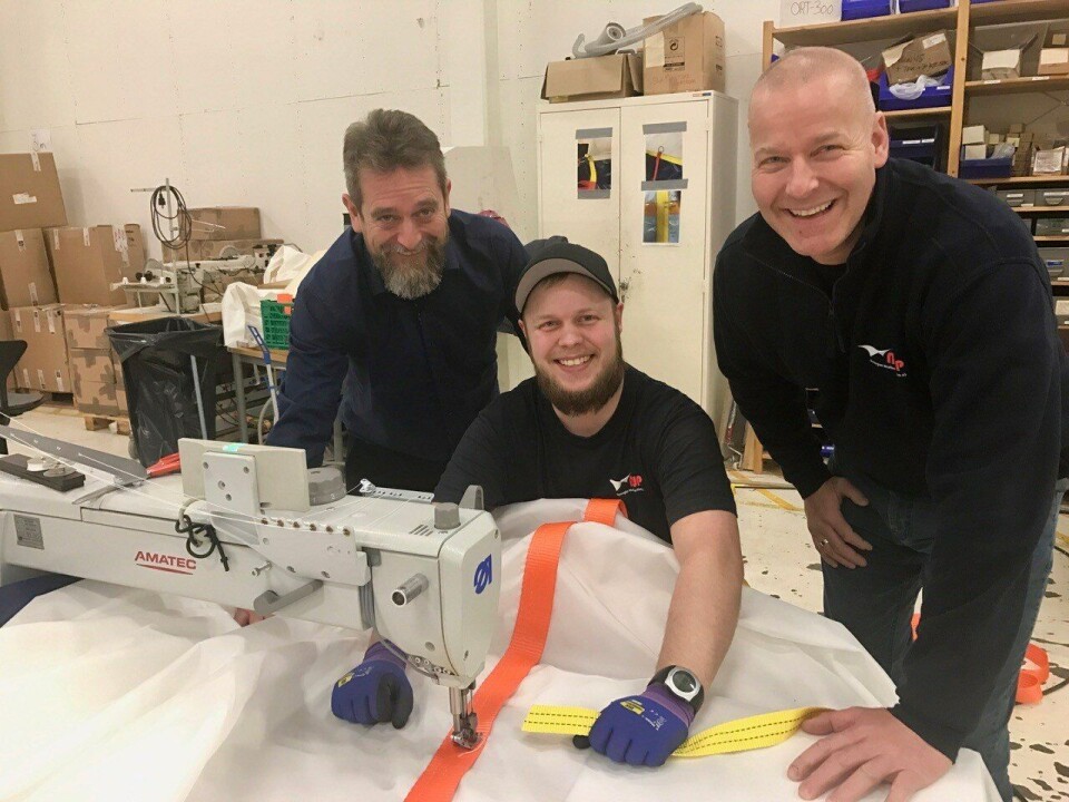 Daglig leder Arne Dalland og Prosjektleder Arild Folkedal inne i produksjonen med Eirik Vikebø i midten. Foto: NWP Havbruk.
