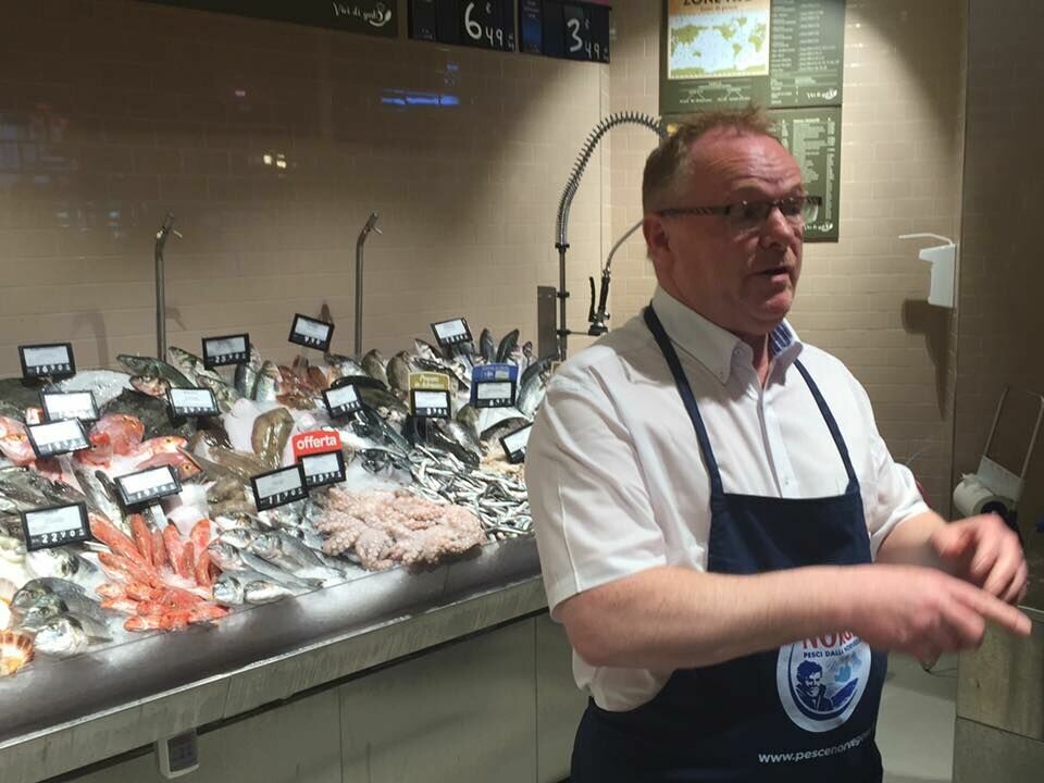 Fiskeriminister Sandberg og Stjernekokk Diego Rossi promoterer norsk sjømat på Carrefour Gourmet i Milano. Foto: Trym Eidem Gundersen/Norges Sjømatråd.