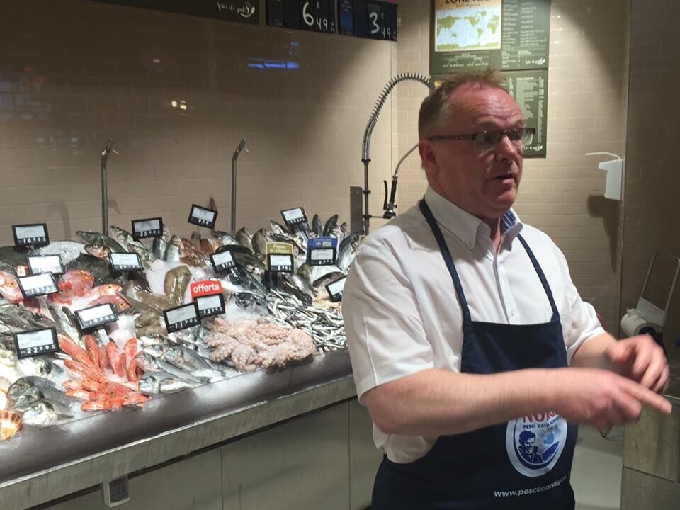 Fiskeriminister Sandberg og Stjernekokk Diego Rossi promoterer norsk sjømat på Carrefour Gourmet i Milano. Foto: Trym Eidem Gundersen/Norges Sjømatråd. Fiskeriminister Sandberg og Stjernekokk Diego Rossi promoterer norsk sjømat på Carrefour Gourmet i Milano. Foto: Trym Eidem Gundersen/Norges Sjømatråd.