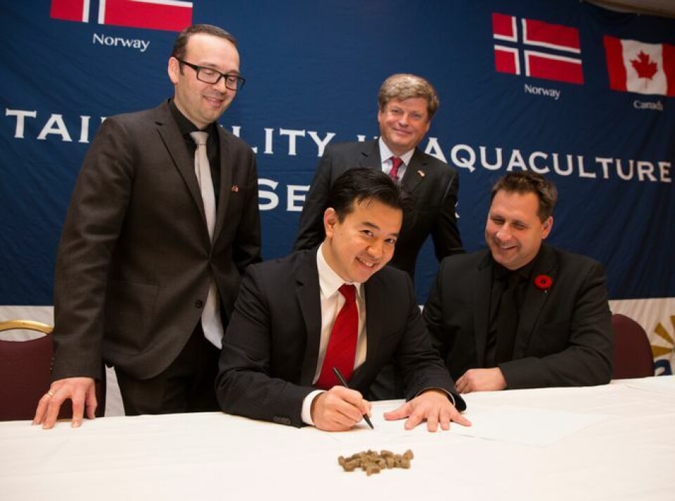 En idé har blitt forskning, en innovasjon og nå kommersialisert. Brian Tsuyoshi Takeda i Urchinomics AS signerte sin første canadiske avtale med Peter Dinet fra Ekuanitshit-stammen i St. John's torsdag. Bak f.v. står forsker Audun Iversen i Nofima og regiondirektør for Amerika i Innovasjon Norge, Svein Berg. Foto: Tom Hansen.