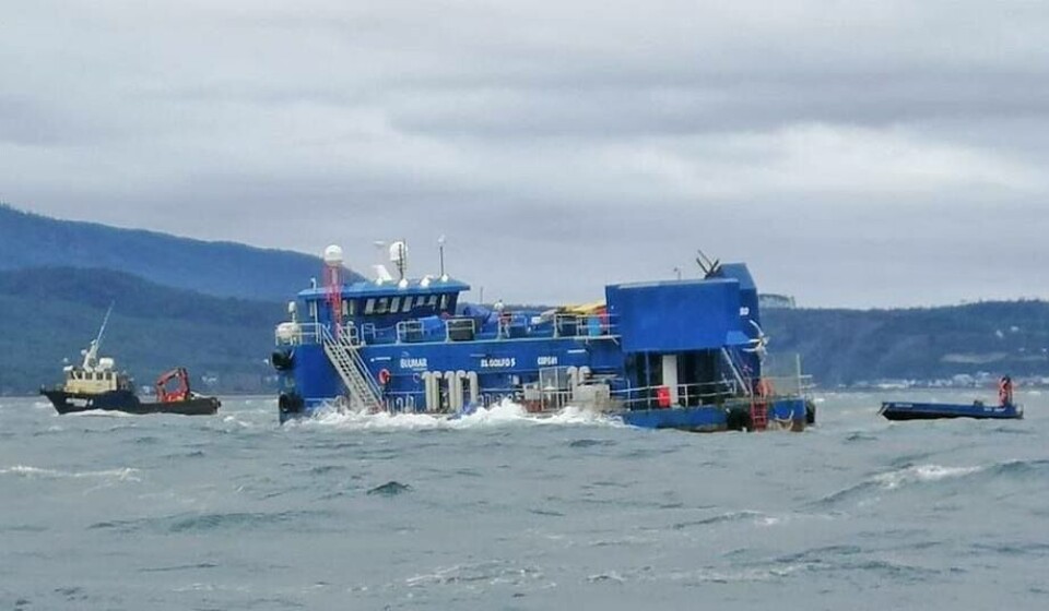Fôrflåten på Blumars Caicura-lokalitet i Chile, hvor 16 merder med 771 000 laks sank til havbunnen i juni. Foto: SMA.