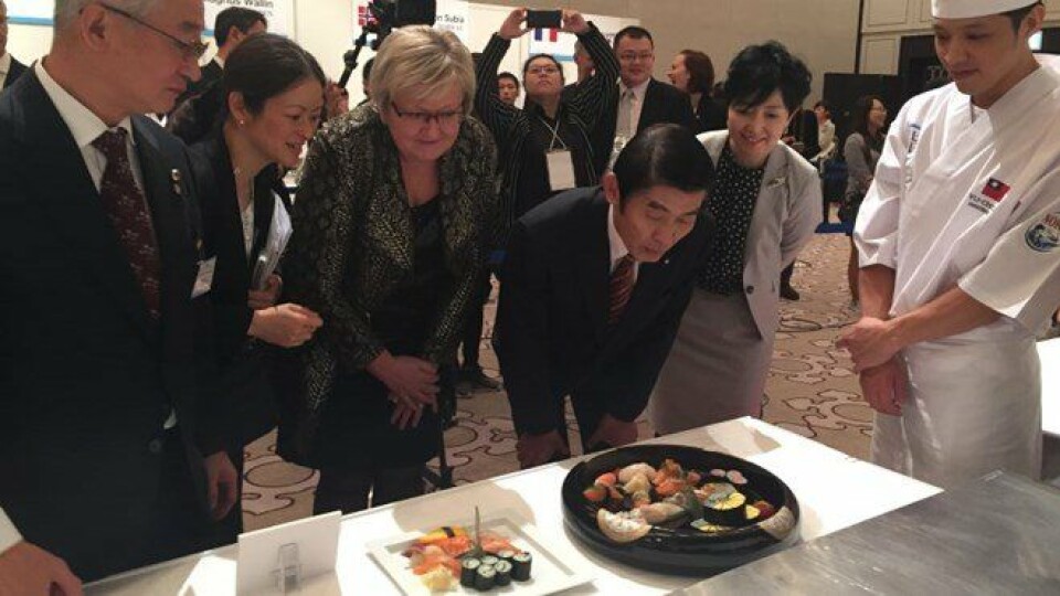 Tidligere fiskeriminister Elisabeth Aspaker her under Global Sushi Challenge ifjor. Da hun besøkte Japan sammen med Sjømat Norge. Foto: Nærings- og fiskeridepartementet. Tidligere fiskeriminister Elisabeth Aspaker her under Global Sushi Challenge ifjor. Da hun besøkte Japan sammen med Sjømat Norge. Foto: Nærings- og fiskeridepartementet.