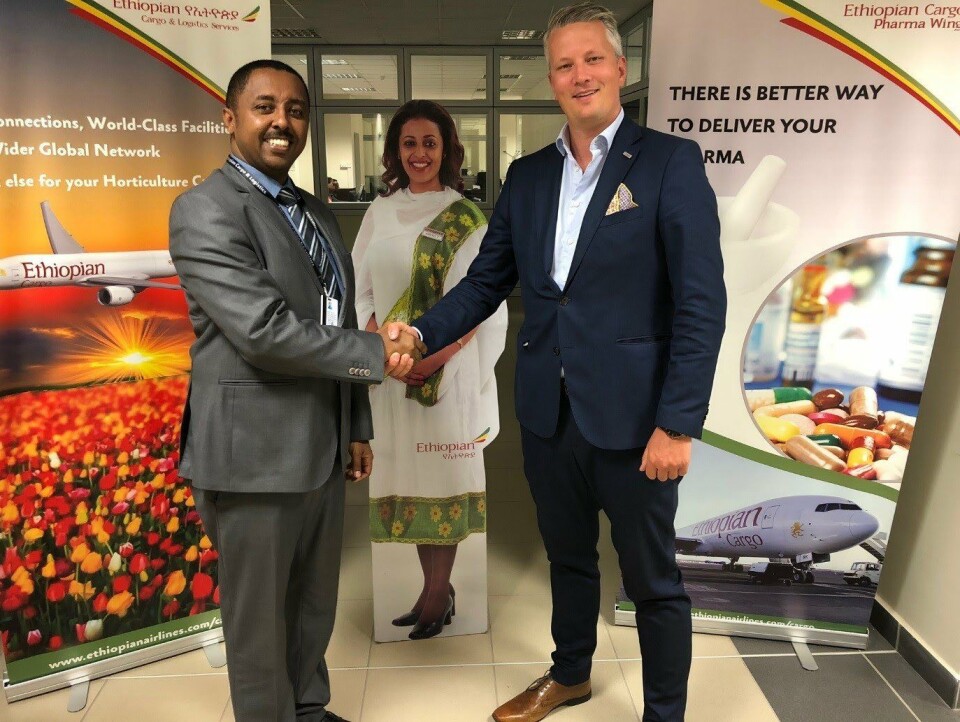 Inngår avtale: Mr. Solomon Begashaw, direktør for Global Cargo Sales hos Ethiopian Cargo, og Martin Langaas, direktør for flyfrakt ved Avinor Oslo lufthavn. Foto: Ethiopian Cargo. Inngår avtale: Mr. Solomon Begashaw, direktør for Global Cargo Sales hos Ethiopian Cargo, og Martin Langaas, direktør for flyfrakt ved Avinor Oslo lufthavn. Foto: Ethiopian Cargo.