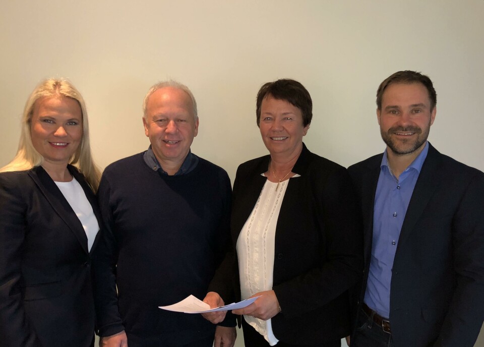 Bilde fra signeringen: Karina Antonsen Hjelle, Olav Svendsen, Bjørg Holmefjord Antonsen og Einar Eide. Foto: Bolaks.