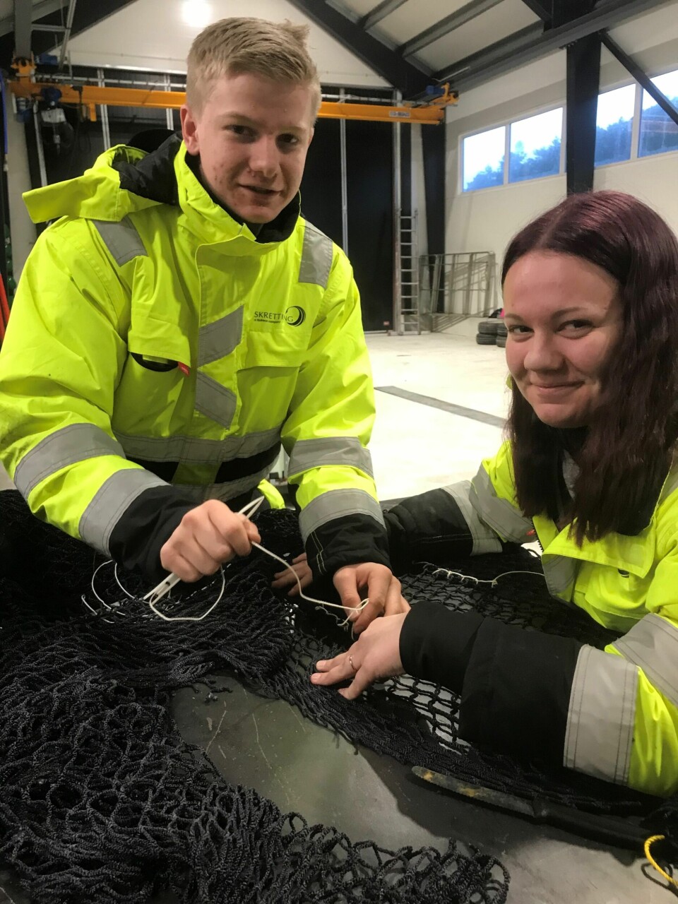 Emil Edvardsen og Julie Falstad lærer å bøte not. Foto: Val Vgs.